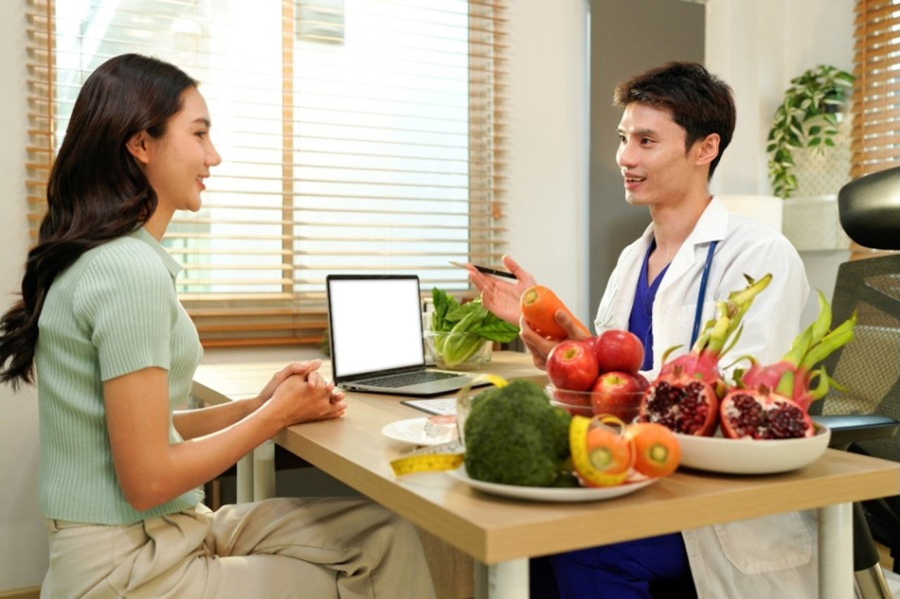 Nutritionist discussing healthy diet options for preventive & wellness care in Houston with a young woman